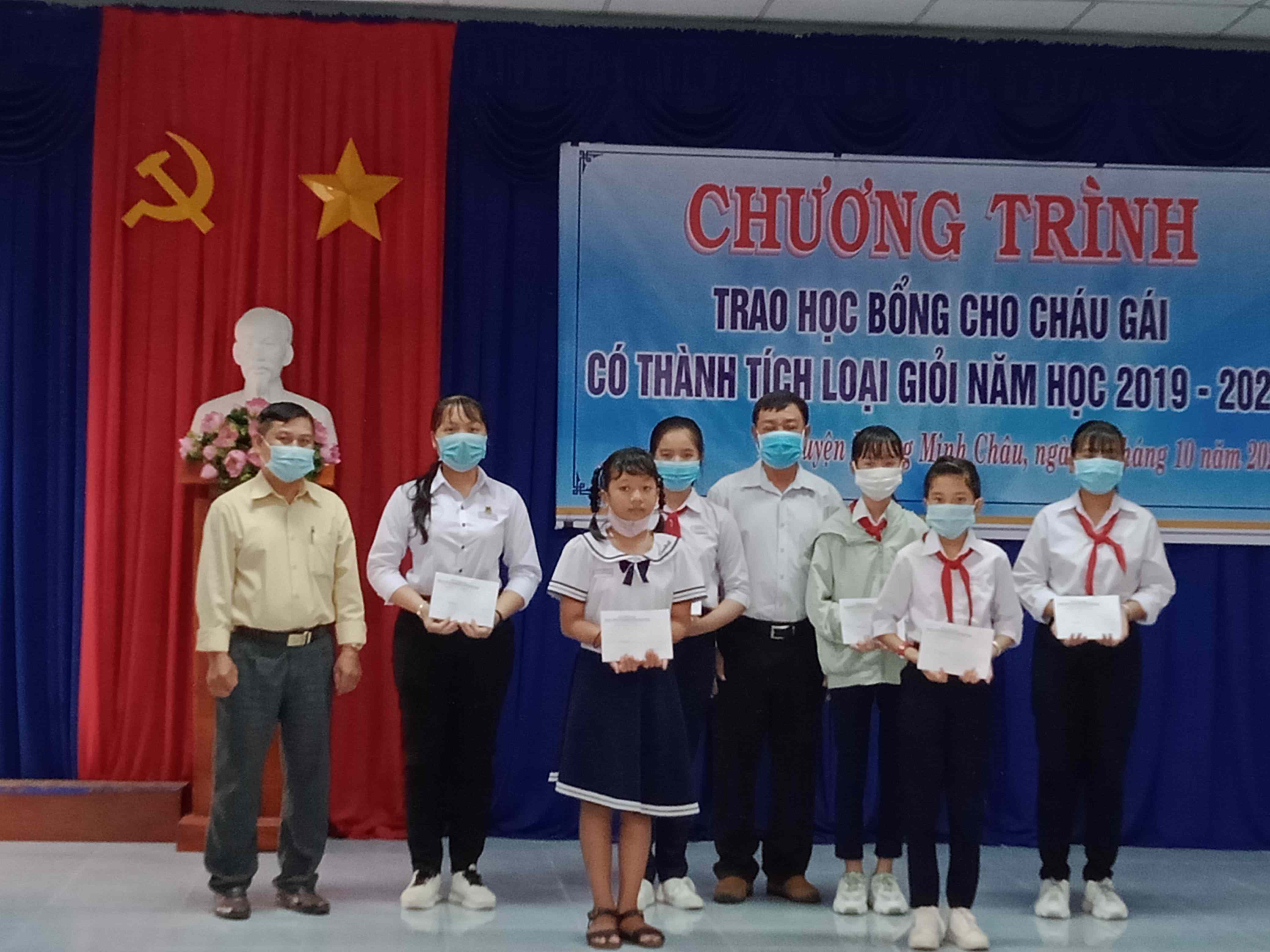 Huyện Dương Minh Châu: Trao học bổng khuyến học
